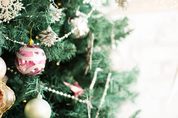 Фрагмент новогодней елки с орнаментами — стоковое фото