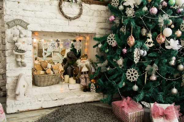 Vánoční pozadí s strom a krbem — Stock fotografie