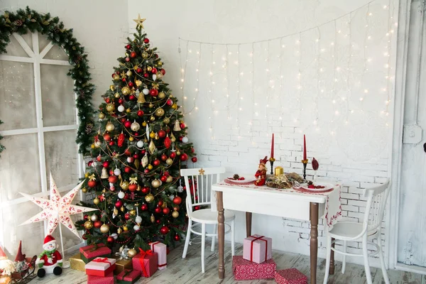 Designkamer met een kerst-zilverspar — Stockfoto