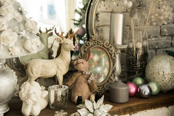 Mesa retrô com espelho, brinquedos e velas . — Fotografia de Stock