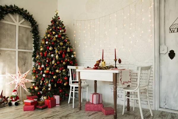 Chambre design avec sapin de Noël — Photo