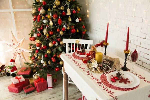 Интерьер в деревенском стиле с праздничным столом — стоковое фото