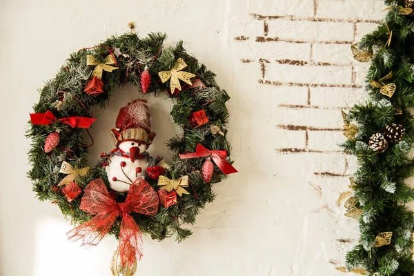 Christmas Krans på rustik tegelvägg. — Stockfoto