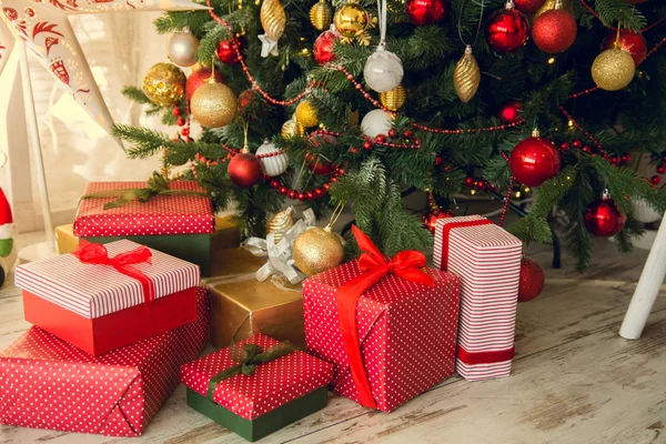 Gåvor under en jul Gran — Stockfoto