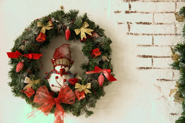 Рождественский венок на деревенской кирпичной стене . — стоковое фото