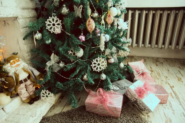 Χριστουγεννιάτικα δώρα κάτω από το έλατο στο πάτωμα — Φωτογραφία Αρχείου