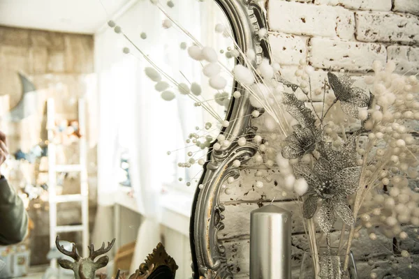 Interior vintage com um espelho em bela moldura — Fotografia de Stock
