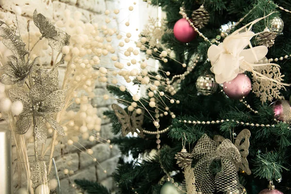 Рождественский фон с елкой и украшения — стоковое фото