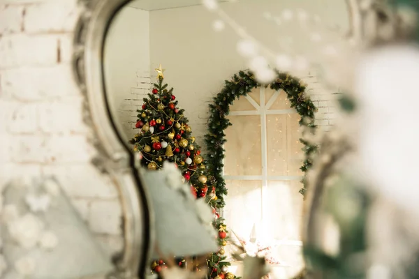 Dans le miroir réfléchissant arbre de Noël — Photo