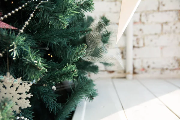 Nahaufnahme des geschmückten Weihnachtsbaums. — Stockfoto