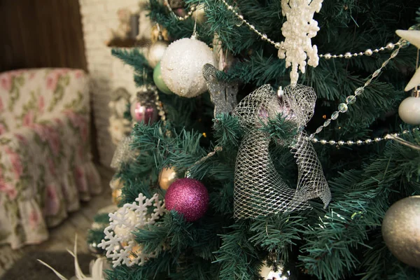 Nahaufnahme des geschmückten Weihnachtsbaums — Stockfoto