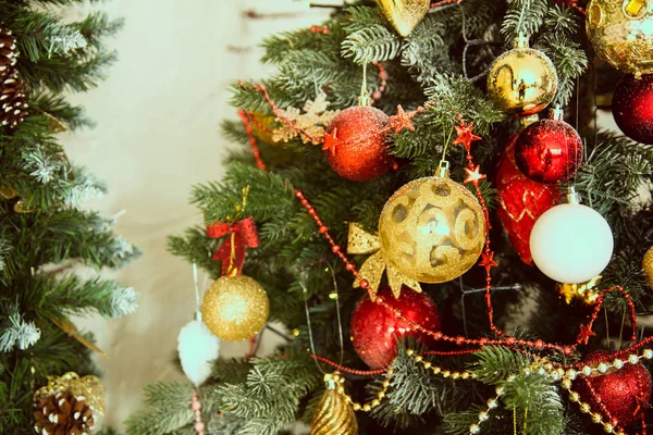 Красиво одетая рождественская елка крупным планом — стоковое фото