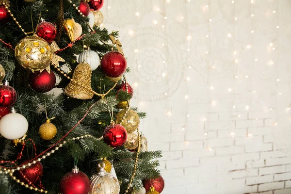 Jolie habillé arbre de Noël gros plan — Photo