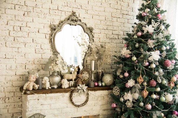 Tle ceglany mur z lustrem bożonarodzeniowy świerk — Zdjęcie stockowe