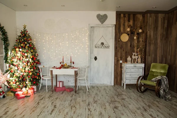 Intérieur de la chambre avec épicéa de Noël — Photo
