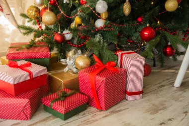 Bir Noel altında hediye çeki düzen vermek
