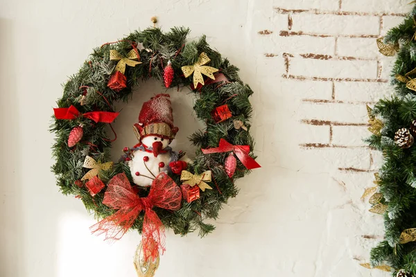 Рождественский венок на деревенской кирпичной стене . — стоковое фото