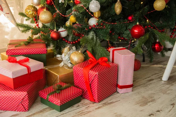 Bir Noel altında hediye çeki düzen vermek — Stok fotoğraf