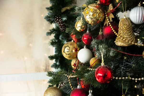 Κοντινό πλάνο στολισμένο χριστουγεννιάτικο δέντρο — Φωτογραφία Αρχείου
