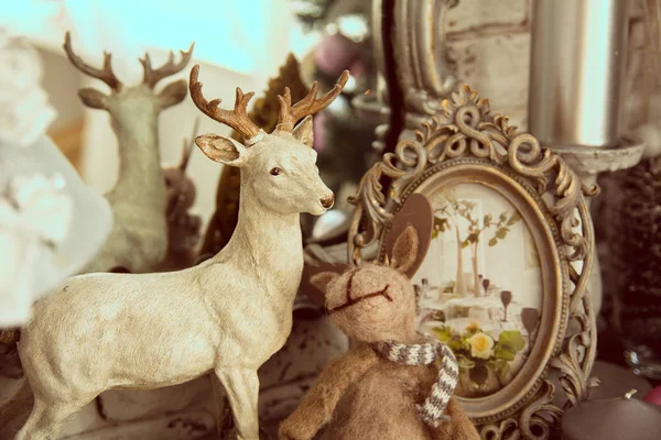 Mensola elemento con specchio e cervo in piedi — Foto Stock