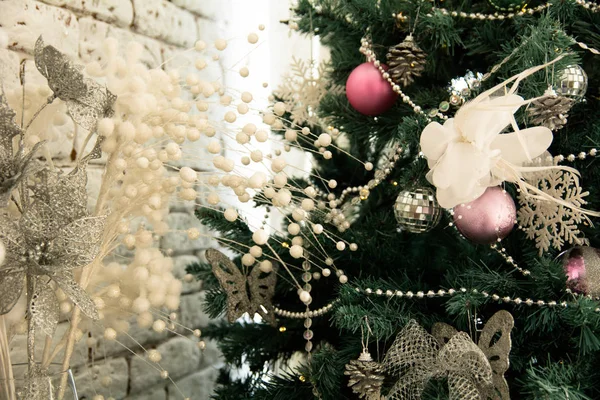 Fundo de Natal com árvore e decorações — Fotografia de Stock
