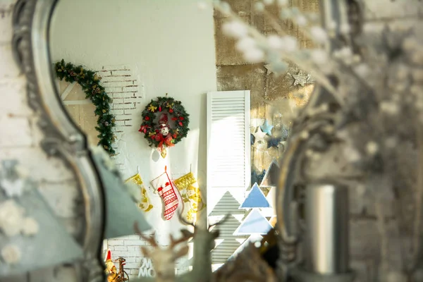 No espelho de reflexão grinalda de Natal — Fotografia de Stock