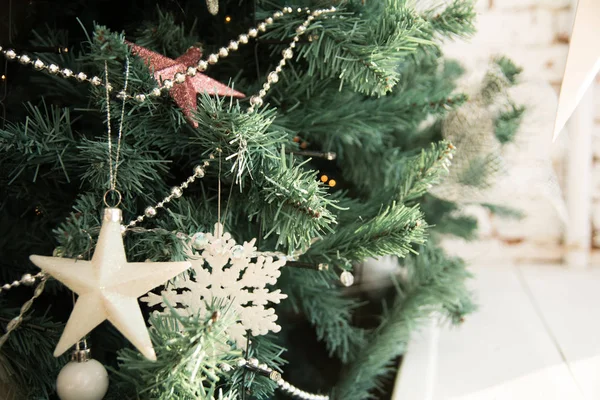 Close up van versierde kerstboom sterren — Stockfoto