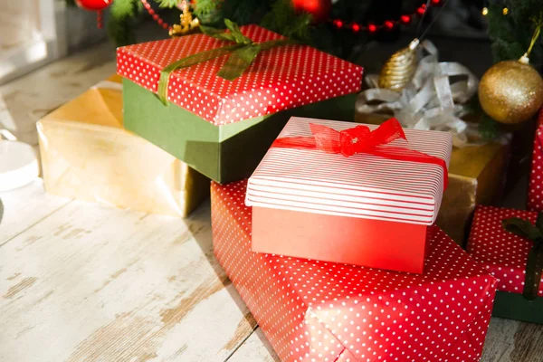 Rote Schachteln voller Weihnachtsgeschenke — Stockfoto