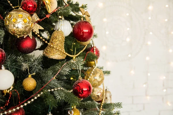 Schön herausgeputzt Weihnachtsbaum Nahaufnahme — Stockfoto