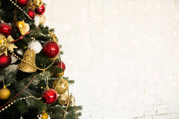 Jolie habillé arbre de Noël gros plan — Photo