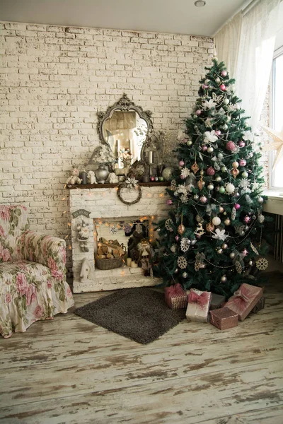 Arbre de Noël et cheminée avec un fauteuil — Photo