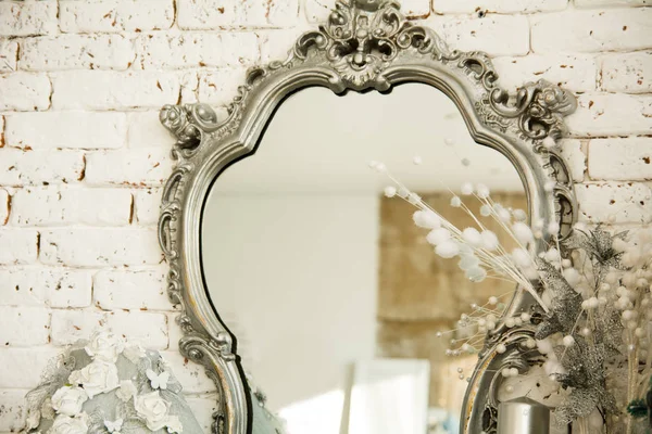 Винтажный интерьер с зеркалом в красивой рамке — стоковое фото