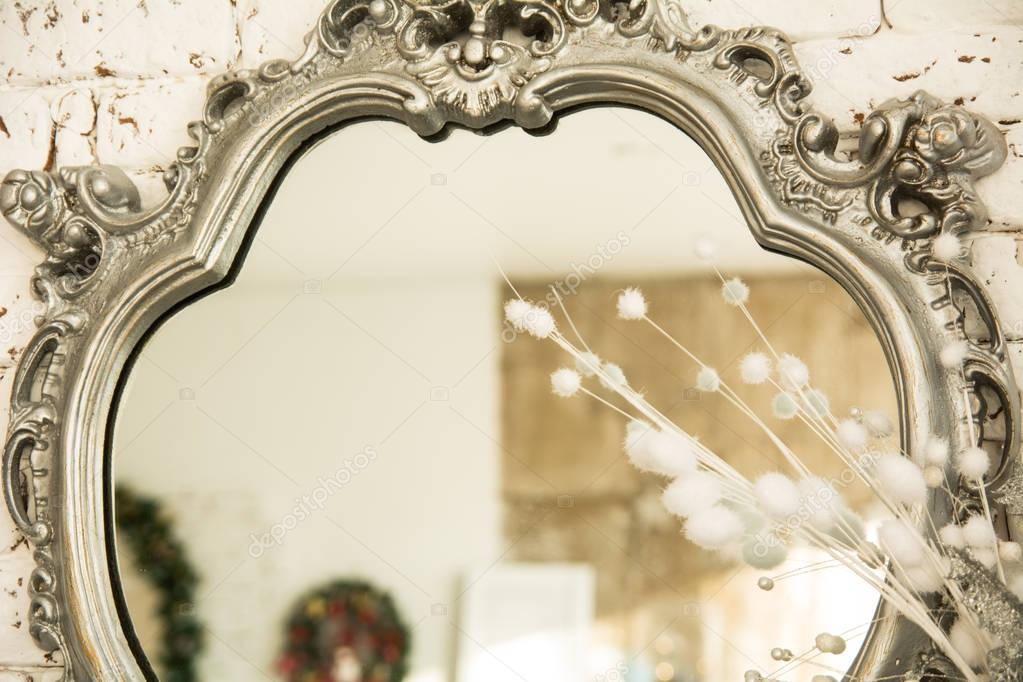 Nello Specchio Riflesso In Una Bella Cornice Foto Stock - 