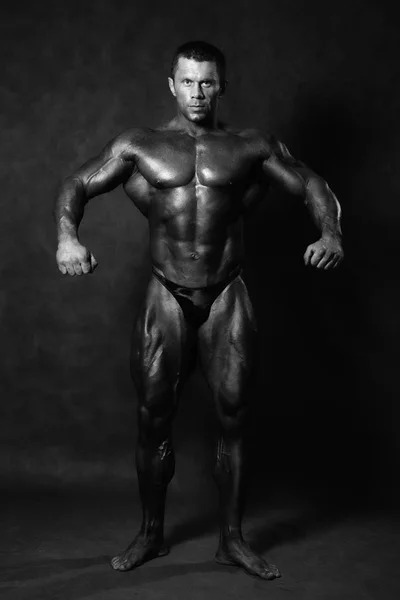 肌肉发达的男性健美摆姿势 — 图库照片
