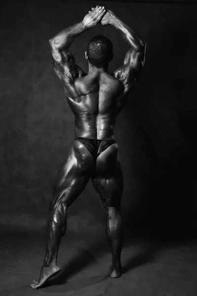 Muscular male Bodybuilder posing in studio — Stock Photo, Image