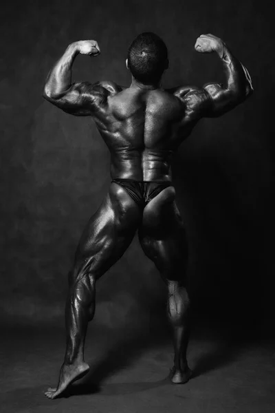 Muscular fisiculturista masculino posando em estúdio — Fotografia de Stock