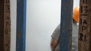 Kadın sıvacı mala beton levha