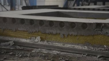 Dükkanda bir ısıtıcı ile betonarme döşeme