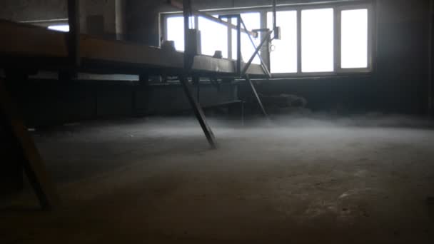Туман в помещении бетонного завода . — стоковое видео