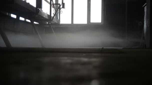Nevoeiro no quarto de uma fábrica de concreto — Vídeo de Stock
