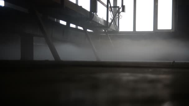 Brouillard dans la pièce d'une usine de béton — Video