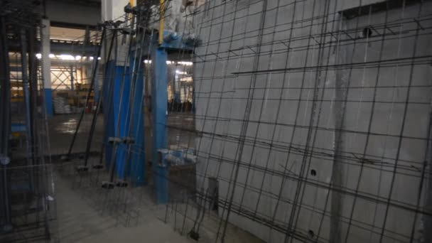 Bewehrung und Betonplatten in der Werkstatt — Stockvideo