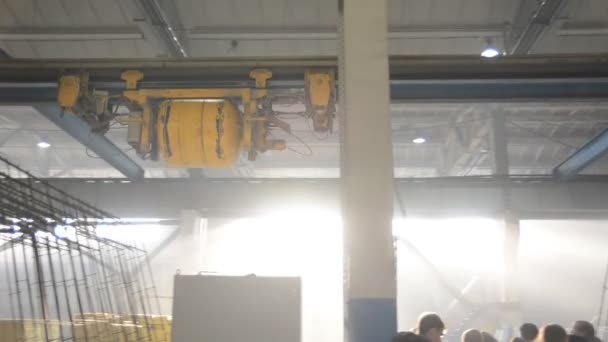 Automatisierter Zementblock bewegt sich auf Schienen — Stockvideo