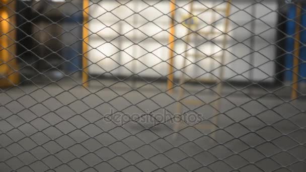 Drátěný plot. Closeup z oceli čisté — Stock video