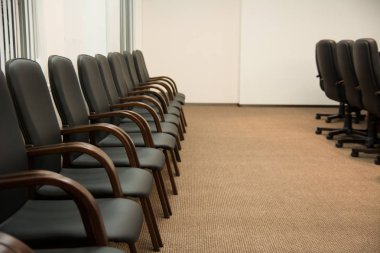Konferans salonunda sandalyeler