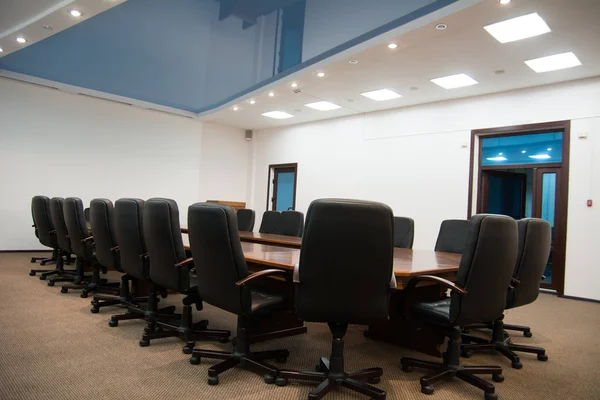 Black leather chairs with a table — Stock Photo, Image