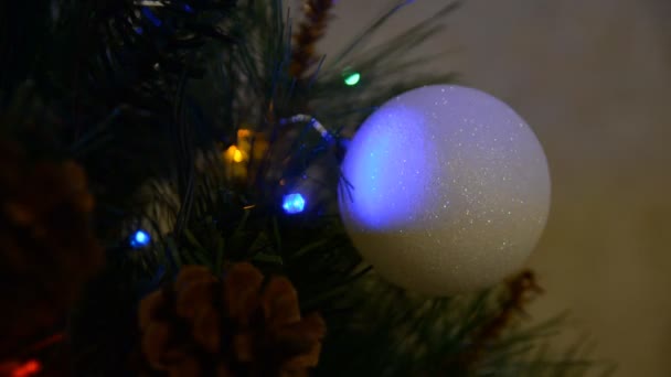 Nahaufnahme einer Kugel auf dem Weihnachtsbaum — Stockvideo
