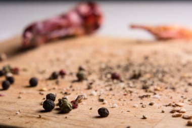 Doğrama kurulu çekilmiş karabiber ve bezelye mutfakta