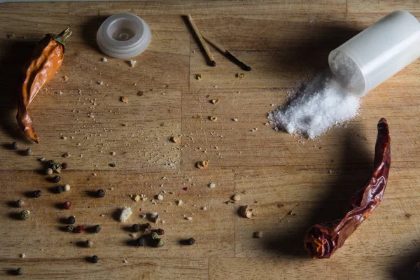Bakgrund trä skärbräda med kryddor — Stockfoto