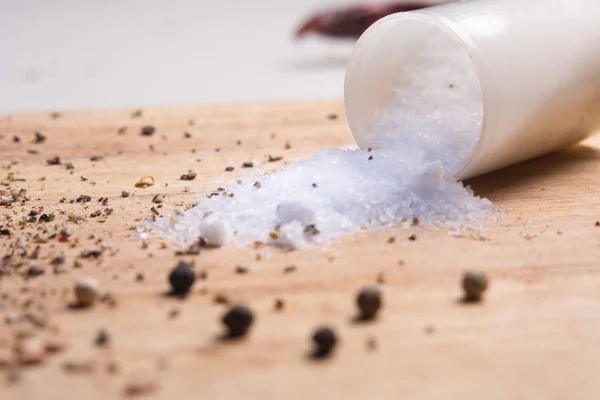 Poivre et sel sur une planche de bois de cuisine — Photo